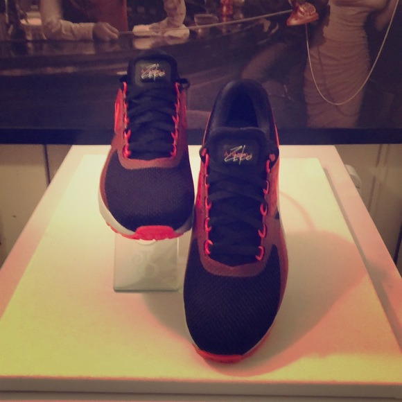 NIKE AIR MAX ZERO ESSENTIAL SIZE 11 RED & BLACK - Picture 3 of 8